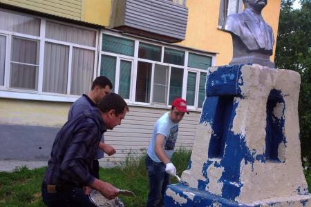 Тульские и ефремовские коммунисты отреставрировали памятник Максиму Горькому в городе Ефремове