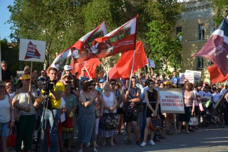 Астраханские коммунисты приняли участие в митинге против пенсионной реформы