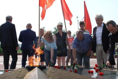 В День памяти и скорби коммунисты Читы возложили цветы к Вечному огню