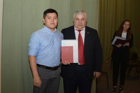 Казбек Тайсаев поздравил выпускников МАДИ с окончанием института и вручил им дипломы