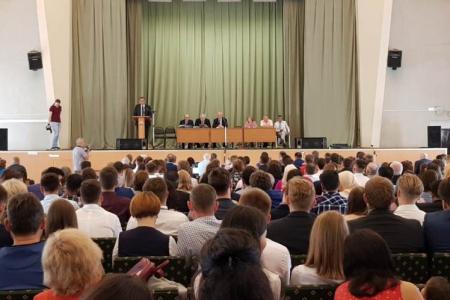 Казбек Тайсаев поздравил выпускников МАДИ с окончанием института и вручил им дипломы