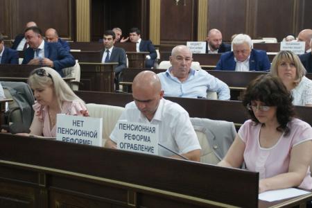 Единоросы в Народном Собрании Карачаево-Черкесской Республики проголосовали за повышение пенсионного возраста