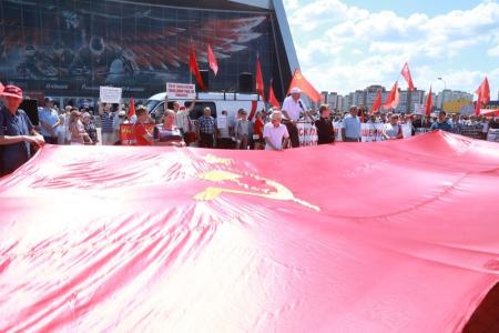 В Омске у «Арены» собрались 2000 активистов левых партий и движений