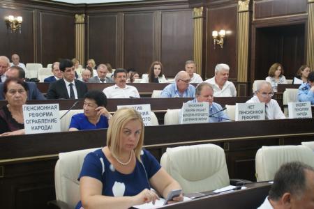 Единоросы в Народном Собрании Карачаево-Черкесской Республики проголосовали за повышение пенсионного возраста