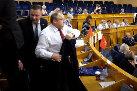 Не предали своих избирателей! Коммунисты демонстративно покинули заседание Законодательного собрания Ленобласти, протестуя против повышения пенсионного возраста