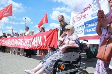 В Омске у «Арены» собрались 2000 активистов левых партий и движений