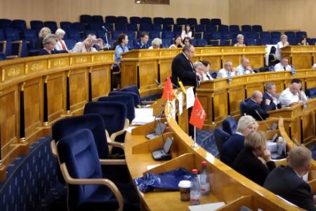 Не предали своих избирателей! Коммунисты демонстративно покинули заседание Законодательного собрания Ленобласти, протестуя против повышения пенсионного возраста