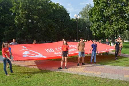 Белгородские комсомольцы провели в посёлке Разумное акцию «Знамя нашей Победы»