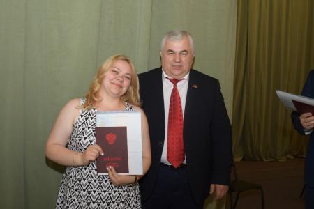 Казбек Тайсаев поздравил выпускников МАДИ с окончанием института и вручил им дипломы