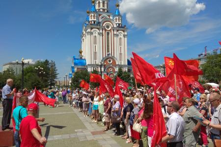 Общенародный митинг КПРФ против повышения пенсионного возраста, НДС и цен на бензин прошел в центре Хабаровска