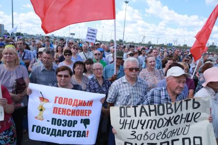 В Омске у «Арены» собрались 2000 активистов левых партий и движений