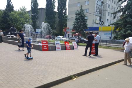 В Черкесске состоялись одиночные пикеты активистов городского отделения КПРФ и комсомольцев