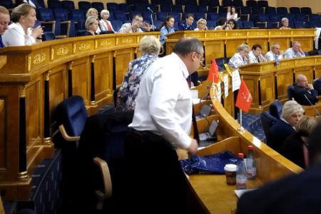 Не предали своих избирателей! Коммунисты демонстративно покинули заседание Законодательного собрания Ленобласти, протестуя против повышения пенсионного возраста