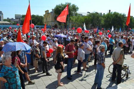 В Оренбурге прошел массовый митинг против пенсионной реформы