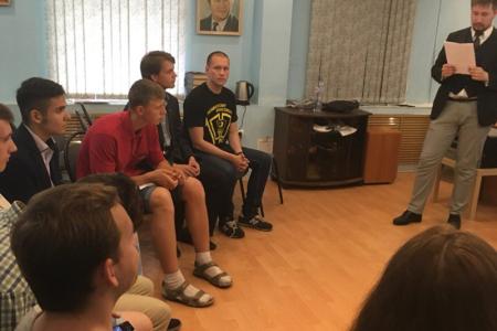 Комсомольцы читают Маяковского