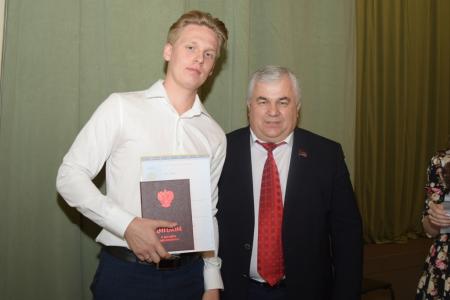 Казбек Тайсаев поздравил выпускников МАДИ с окончанием института и вручил им дипломы