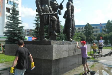 Комсомольцы и молодые коммунисты Республики Марий Эл провели уборку Комсомольской площади в Йошкар-Оле
