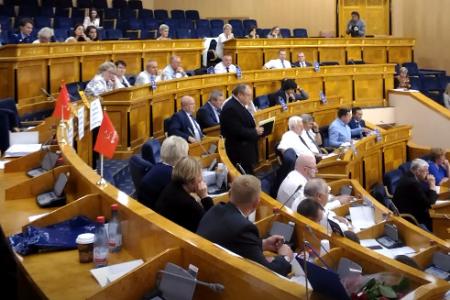 Не предали своих избирателей! Коммунисты демонстративно покинули заседание Законодательного собрания Ленобласти, протестуя против повышения пенсионного возраста