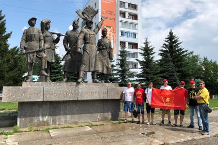 Комсомольцы и молодые коммунисты Республики Марий Эл провели уборку Комсомольской площади в Йошкар-Оле
