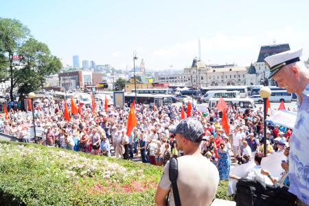 Многотысячный митинг против повышения пенсионного возраста прошел во Владивостоке