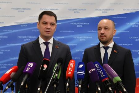 «Социальные проблемы и налоговая реформа». А.В. Корниенко и М.В. Щапов выступили перед журналистами в Госдуме