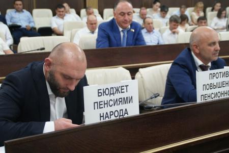 Единоросы в Народном Собрании Карачаево-Черкесской Республики проголосовали за повышение пенсионного возраста