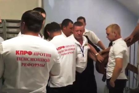 Саратовская область. В отношении депутата-коммуниста Н.Н. Бондаренко совершено физическое насилие в областной Думе