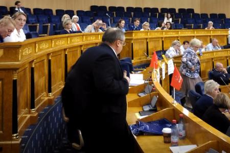 Не предали своих избирателей! Коммунисты демонстративно покинули заседание Законодательного собрания Ленобласти, протестуя против повышения пенсионного возраста