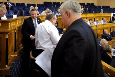 Не предали своих избирателей! Коммунисты демонстративно покинули заседание Законодательного собрания Ленобласти, протестуя против повышения пенсионного возраста