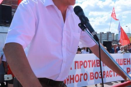 В Омске у «Арены» собрались 2000 активистов левых партий и движений