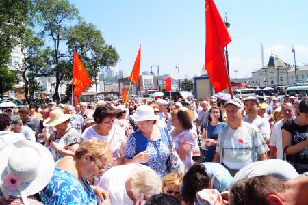 Многотысячный митинг против повышения пенсионного возраста прошел во Владивостоке