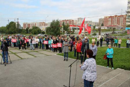 Свердловская область. Первоуральск. На митинге против пенсионной реформы коммунисты показали образец прямой демократии 