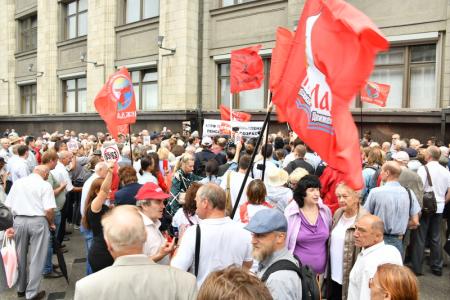 «Нет повышению пенсионного возраста!». Депутаты-коммунисты провели народные слушания на улице возле Госдумы