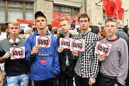 «Нет повышению пенсионного возраста!». Депутаты-коммунисты провели народные слушания на улице возле Госдумы