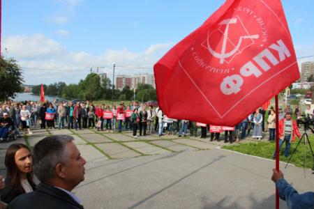 Свердловская область. Первоуральск. На митинге против пенсионной реформы коммунисты показали образец прямой демократии 