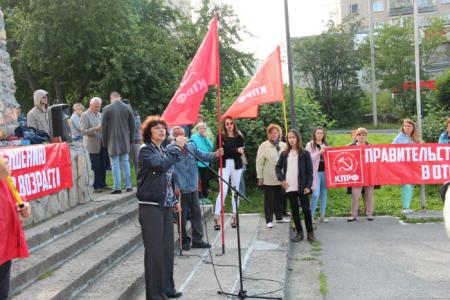 Свердловская область. Первоуральск. На митинге против пенсионной реформы коммунисты показали образец прямой демократии 