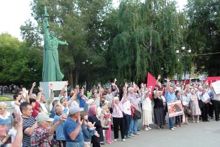 Саратовская область. На митинге КПРФ против пенсионной «реформы» выступили Ольга Алимова и Валерий Рашкин