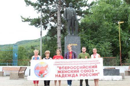 Город Севастополь. Коммунисты и комсомольцы провели со школьниками акцию «Учиться, учиться и учиться»