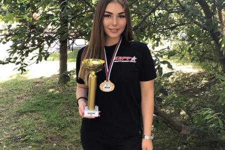 Марьяна Наумова из спортклуба КПРФ выиграла международный турнир по пауэрлифтингу