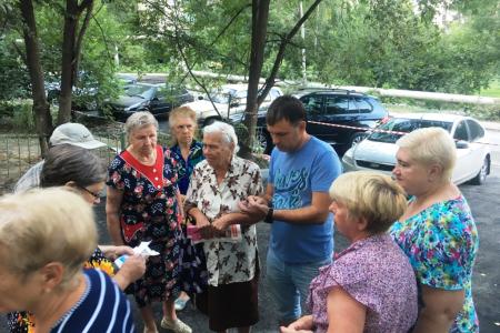 Первый секретарь Саратовского обкома КПРФ Ольга Алимова помогла решить проблему с придомовыми дорожками