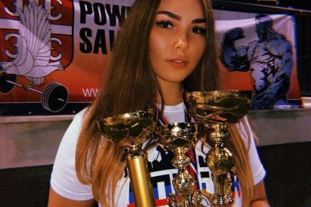 Марьяна Наумова из спортклуба КПРФ выиграла международный турнир по пауэрлифтингу