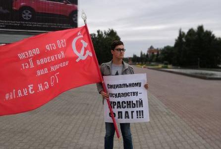 Барнаульские коммунисты провели одиночные пикеты в рамках памятной акции «Красные в городе!»