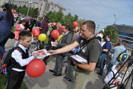 Санкт-Петербург. У Ледового дворца коммунисты поздравили первоклассников с Днем знаний
