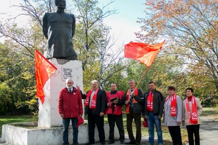 Курган. Преемственность поколений. Комиссарам Советской власти посвящается