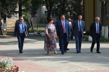 Московская область. Владимир Кашин поздравил учеников и учителей Дубровицкой средней школы с Днём знаний