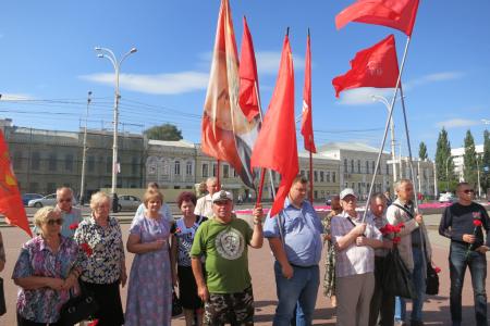 Коммунисты Тамбова возложили венки и цветы к памятнику Зое Космодемьянской