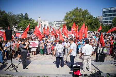 В Астрахани коммунисты провели митинг против социального террора