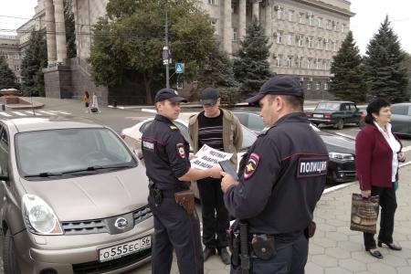 Коммунисты и комсомольцы Оренбурга провели одиночные пикеты в поддержку кандидата в губернаторы Приморья Андрея Ищенко