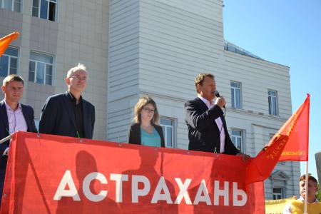 В Астрахани прошел митинг объединенной оппозиции против пенсионного ограбления