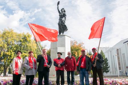 Курган. Преемственность поколений. Комиссарам Советской власти посвящается